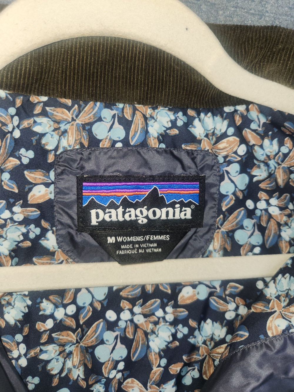 Patagonia Women's Quilted Navy Jacket - Picture 2 of 9